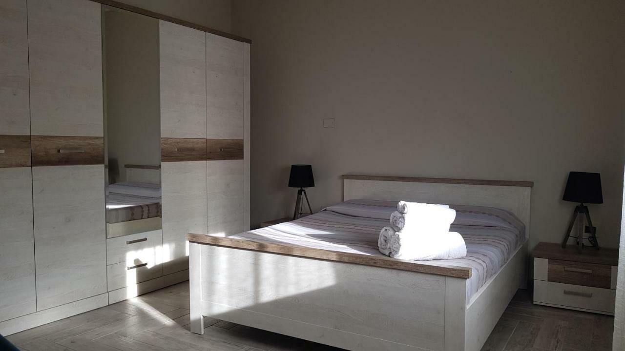 Piero'S Apartment Карбонія Екстер'єр фото